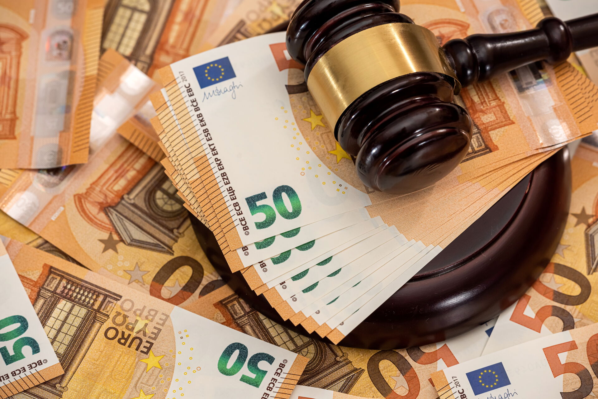Richterhammer auf Euro-Banknoten, symbolisiert Rechts- und Finanzberatung durch Pust & Partner GbR Berlin.