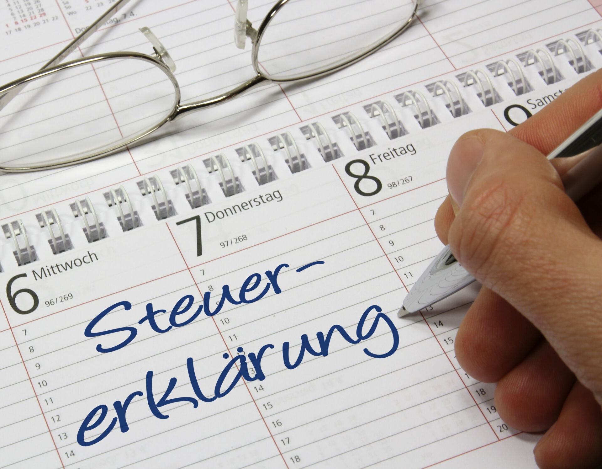 Steuererklärung im Kalender eingetragen, unterstützt von Pust & Partner GbR Berlin für reibungslose Abläufe.